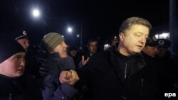 Пророссийские активисты блокируют Порошенко в Симферополе, 28 февраля 2014 года