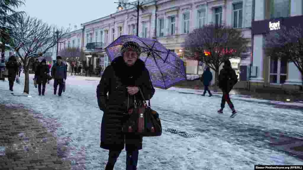 У самому центрі Сімферополя багато хто продовжував гуляти, не дивлячись на опади