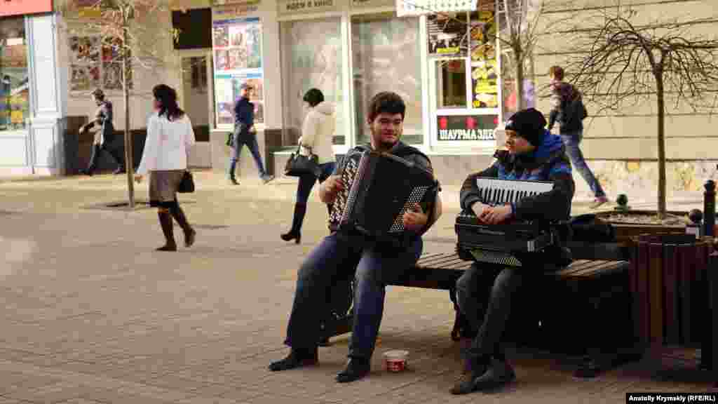 Вуличні гармоністи на вулиці Пушкіна