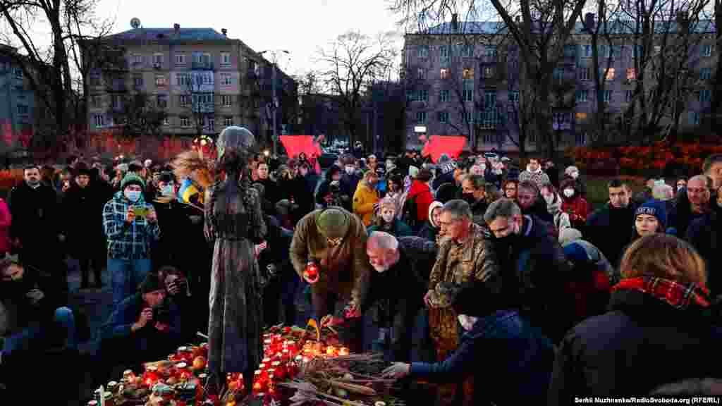 На заході сонця&nbsp;кияни зійшлися до&nbsp;&laquo;Меморіалу жертв Голодомору&raquo; і запалили свічки