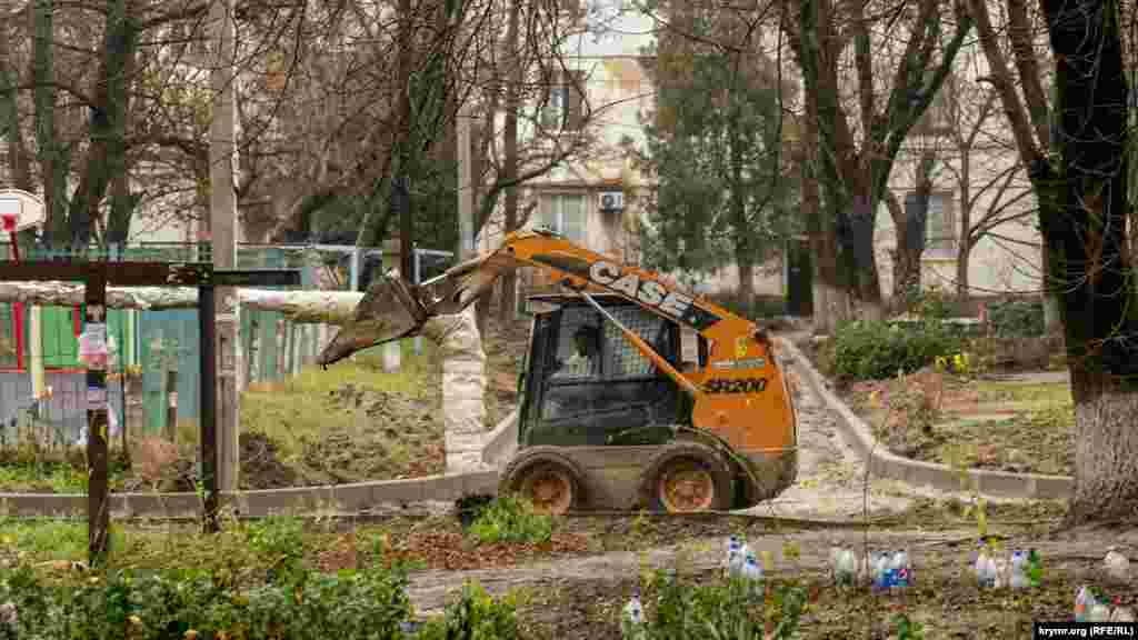 В одному із селищних дворів готуються до укладання асфальту