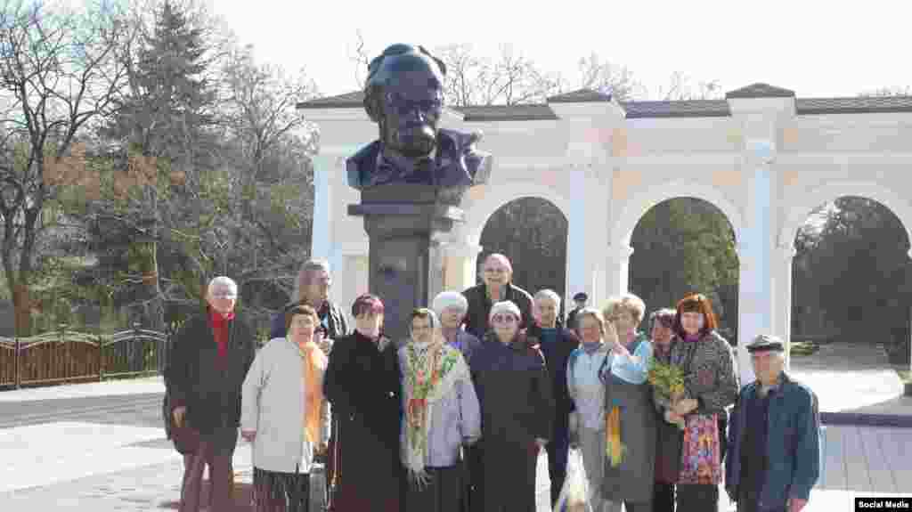 У 2016 році ні мітингів, ні прапорів, ні кульок помічено не було, тільки поліцейські машини чергували в кущах біля пам&rsquo;ятника Шевченку в Сімферополі. Офіційною причиною відмови в проведенні заходу від російської влади став режим надзвичайної ситуації, введений на півострові через блекаут