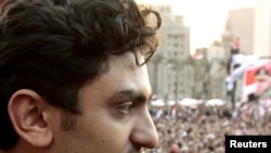 Wael Ghonim Qahirənin Təhrir meydanında nümayişçilərə müraciət edir. 8 fevral 2011