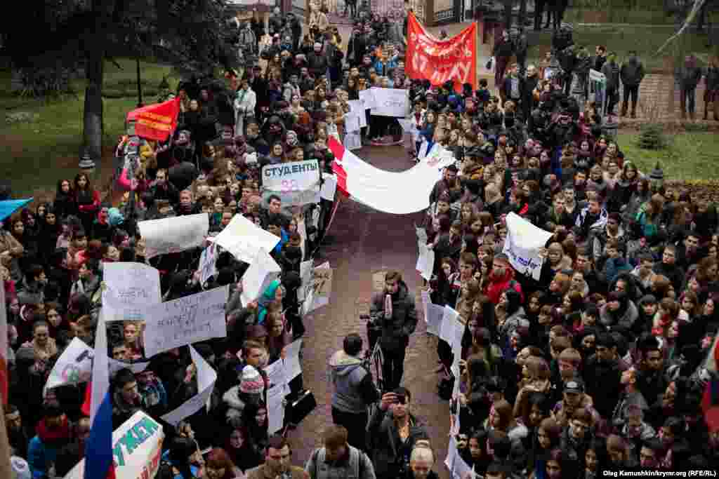 Протестувати вийшли кілька сотень студентів