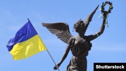 Пам’ятник Незалежності України у Харкові, до якого громадські активісти прикріпили прапор України