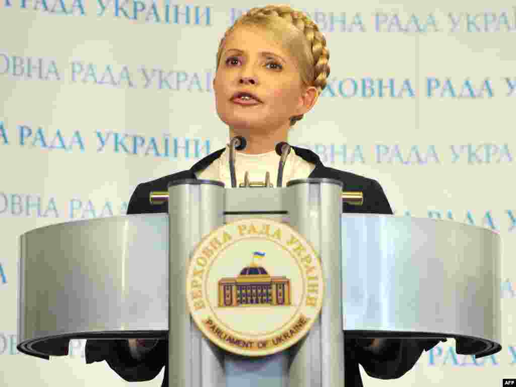 Parlamentdə siyasi müxalifətin lideri kimi Tymoshenko mətbuat konfransında. May, 2010