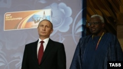 Lamine Diack (sağda) və Rusiya Prezidenti Vladimir Putin, 2013-cü il