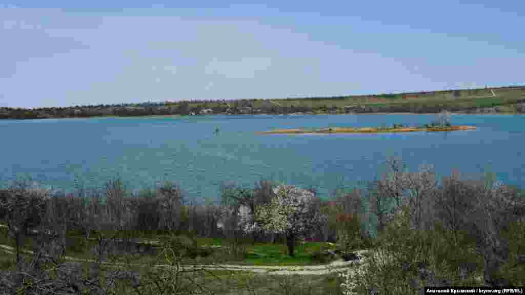 Альмінське водосховище в балці Базар-Джілга. Це перше, побудоване ще 1929 року, водосховище з 23, які є в Криму