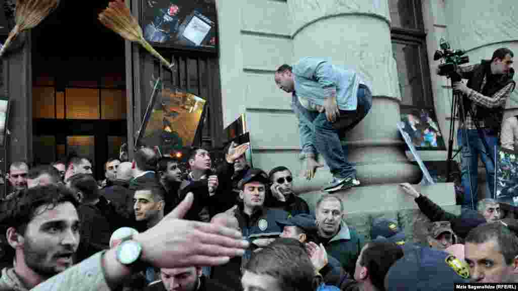 Tbilisi, 8 fevral 2013. Saakashvili əleyhidarları Milli kitabxanın girişini kəsirlər