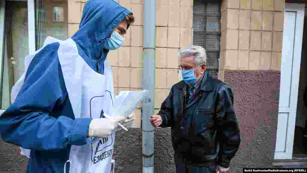 На виході з дільниці виборців зустрічають волонтери, та заохочують людей відповісти на &laquo;5 запитань від Зеленського&raquo;