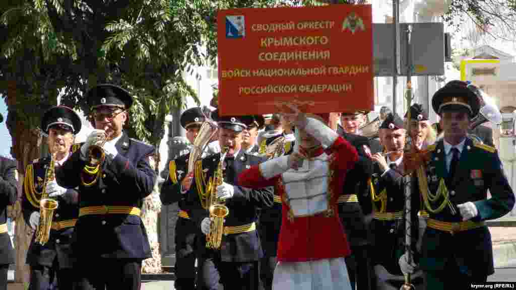 Парад оркестрів &ndash;&nbsp;третя частина Всеросійського фестивалю військових оркестрів Росгвардії &laquo;Завжди на сторожі&raquo;. Згідно зі сценарієм свята, музиканти пройшли до будівлі адміністрації