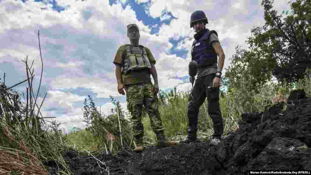 Так виглядає воронка від снаряду на рихлій землі Луганщини