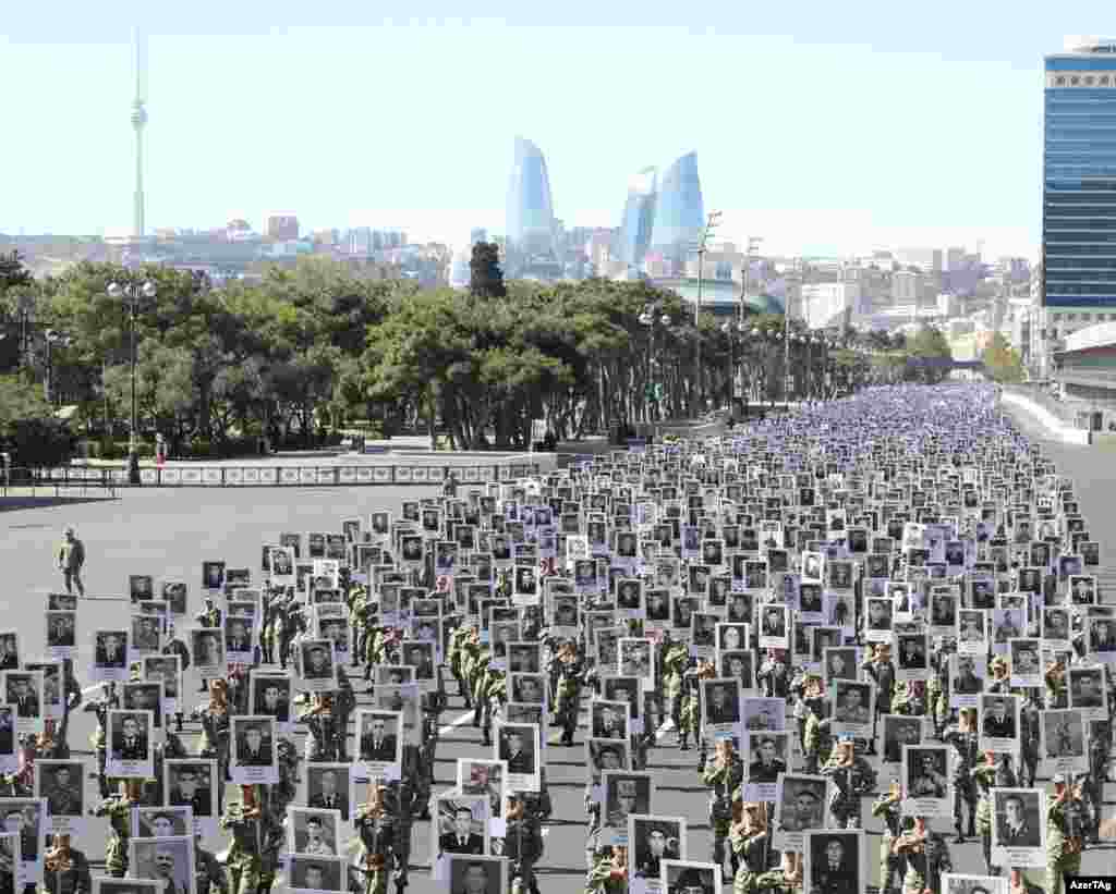 Тисячі солдатів йдуть маршем через Баку 27 вересня.&nbsp;Учасники маршу тримають плакати із портретами солдатів і цивільних, які загинули в&nbsp;2020 році, найінтенсивнішій ескалації з часів перемир&rsquo;я 1994 року, що тоді перетворило війну між Вірменією та Азербайджаном через Нагірний Карабах у &laquo;заморожений конфлікт&raquo; 