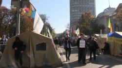 Активісти облаштовуються під Радою: встановили намети і польову кухню