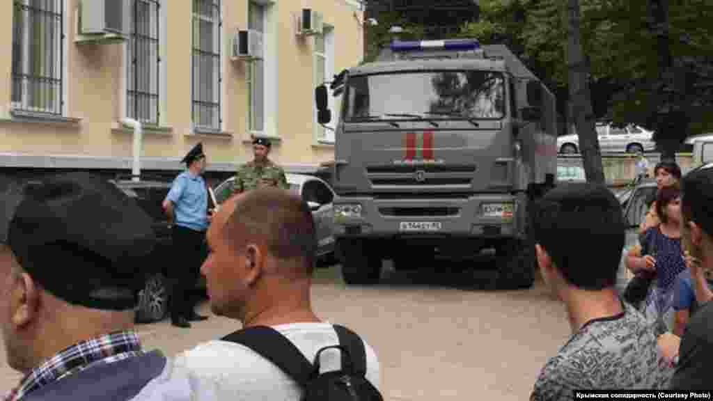 Під час зборів до будівлі Радміну приїхали співробітники Росгвардії