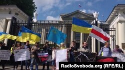 Мітинг на підтримку кримськотатарського народу біля посольства Росії у Варшаві, 18 травня 2014 року