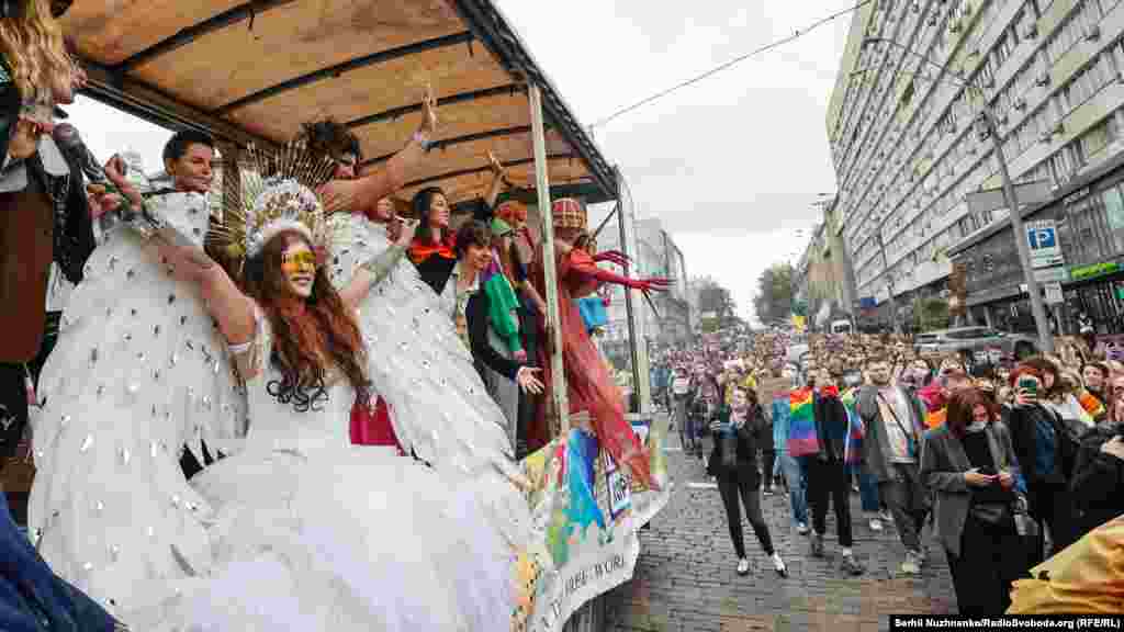 У ході взяли участь drag queens (артисти-чоловіки, що виступають у жіночих образах &ndash; ред.). Вони їхали на окремій платформі