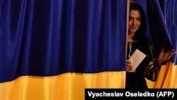 Під час голосування на президентських виборах на виборчій дільниці в посольстві України в Киргизстані. Бішкек, 21 квітня 2019 року