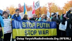 Українці, сирійці, німці та росіяни мітингували перед самітом «Нормандської четвірки» в Берліні