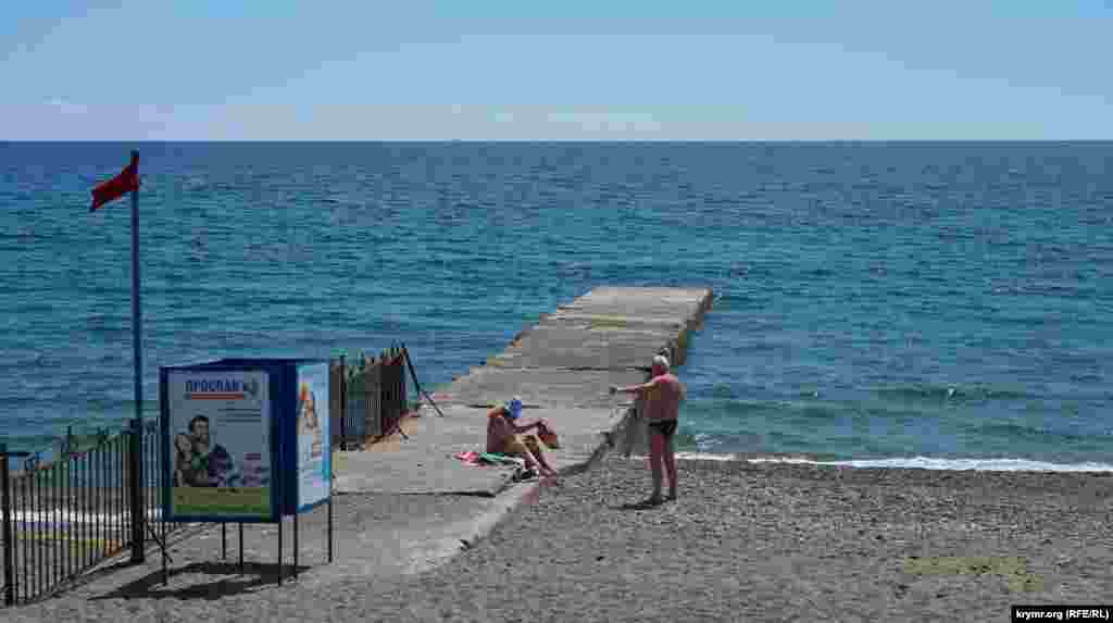 Прохолодна морська вода стримує людей від купання